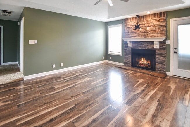 Building Photo - Pet Friendly Three Bedroom with Bonus!