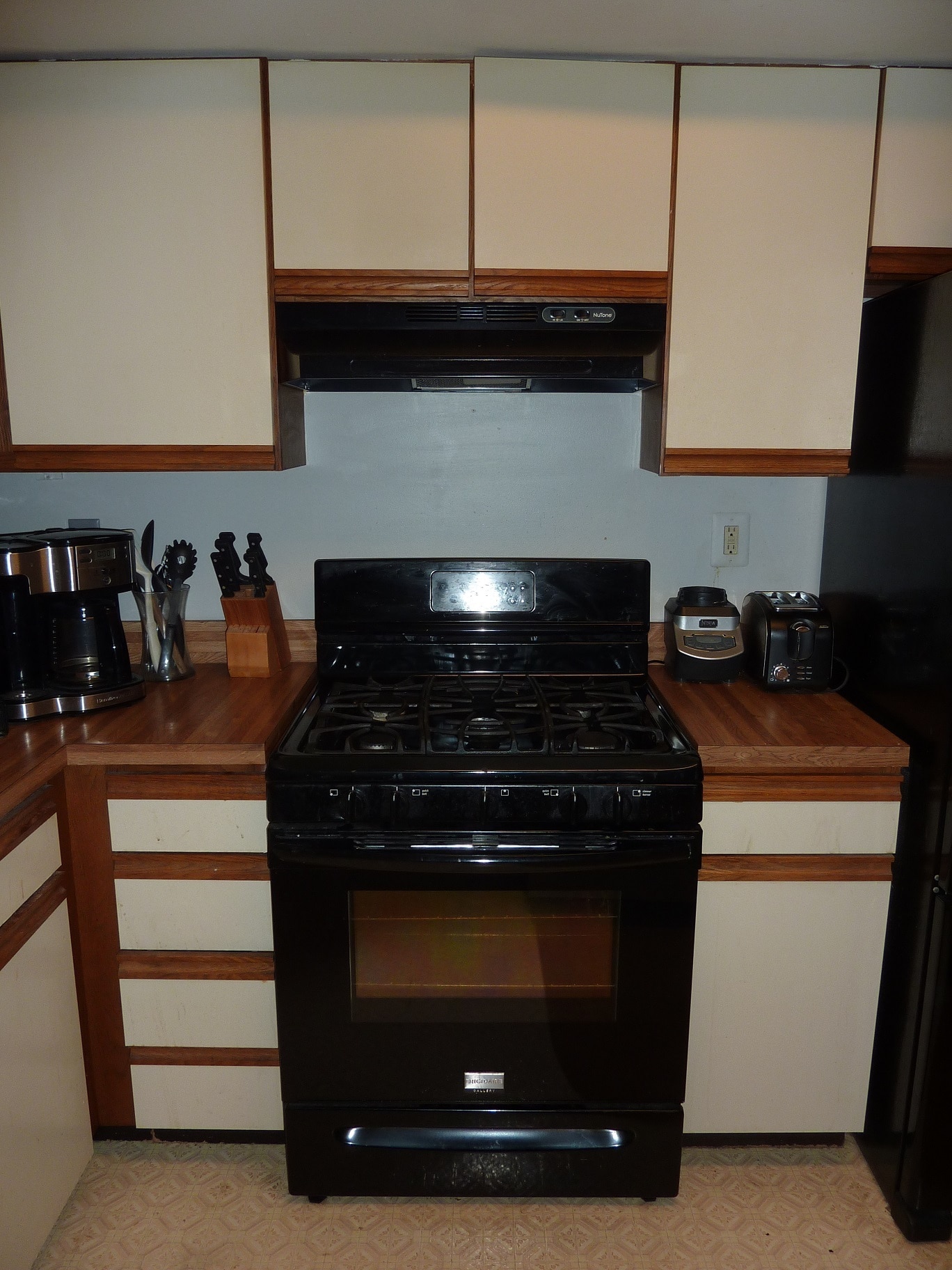 Deluxe Range-Five Burner & Convection Oven - 2 Maple Dr
