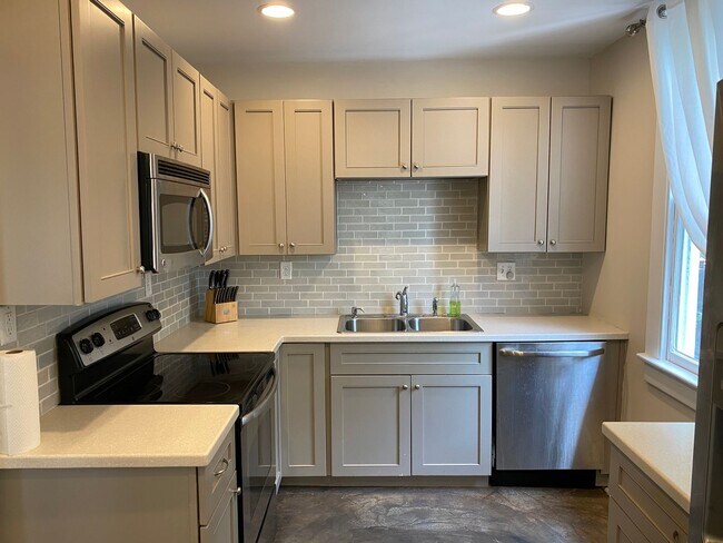 Building Photo - Stunning 3 bedroom/2bath Victorian home