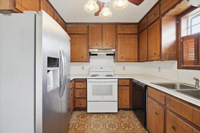 Building Photo - 608 N Colton Ave