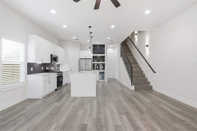 Building Photo - 727 S Victory Dr