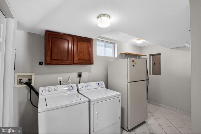 Building Photo - 5828 Ruxton Dr