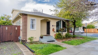 Building Photo - 2400 Bonar St