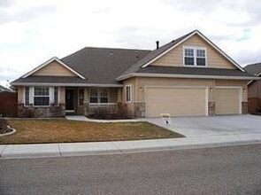 Building Photo - ONE LEVEL Beautiful 4 BR 2 Bath Home 2100 ...