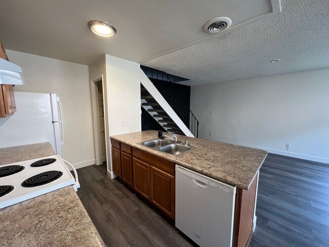 Building Photo - 2-bedroom condo near shopping & restaurants!
