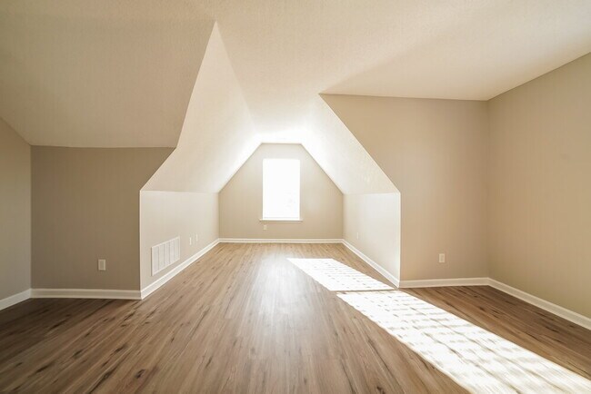 Building Photo - 78 Wren St