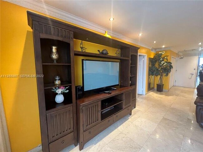 Building Photo - 5161 Collins Ave