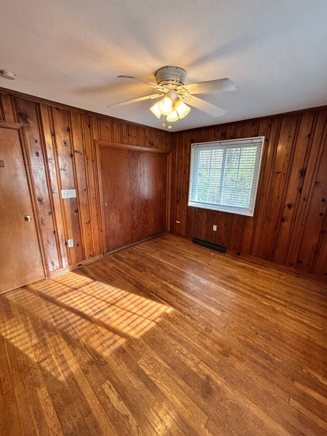 Building Photo - Quiet Country Feel — Minutes From Downtown Knoxville 2bd/1bth