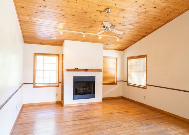 Building Photo - Spacious Home in Sugar Grove With Easy Access to Boone