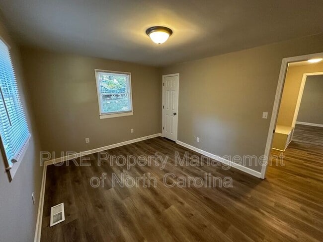 Building Photo - 221 Bookington Dr