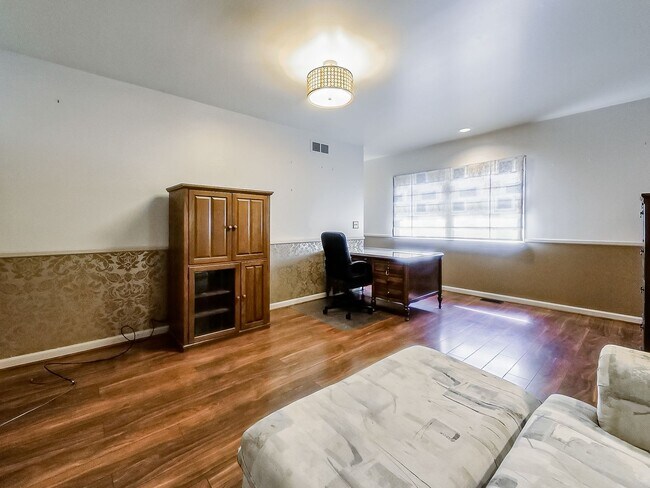 Building Photo - Welcome to this beautiful 2 bedroom, 2 bat...