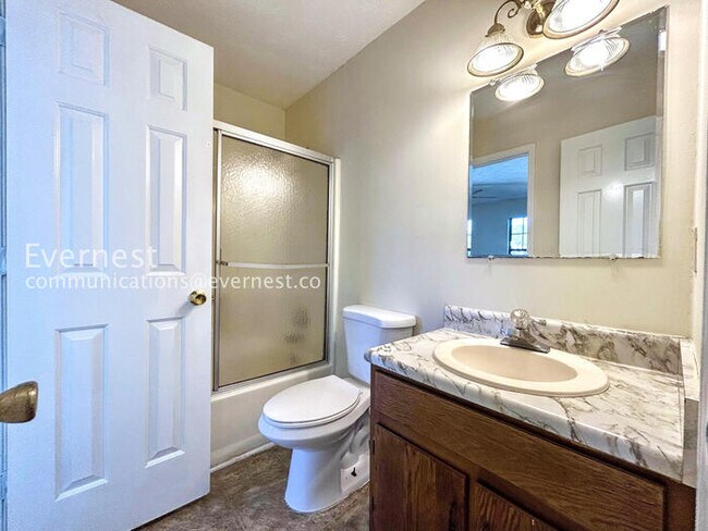 Building Photo - 2 Bed/2 Bath Home with Fenced Yard /Available now!