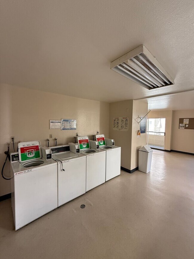 Building Photo - Modern 1BD/1BA Condo at The Met Warner Center! Ready for Move-In!