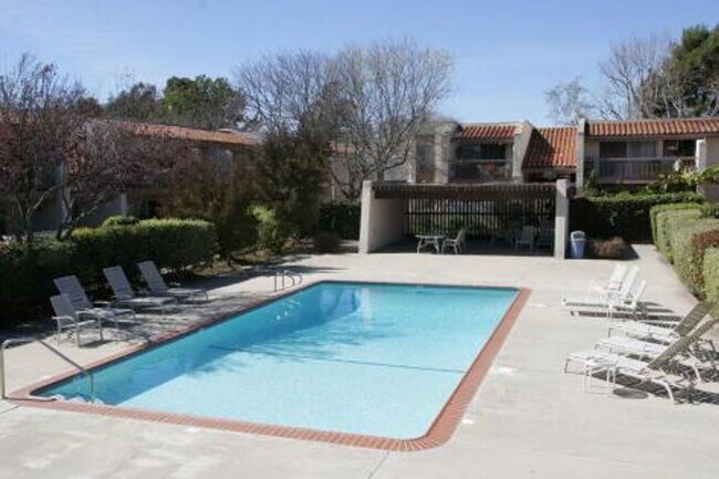 Building Photo - Bright single level 2 bed 1 bath Condo