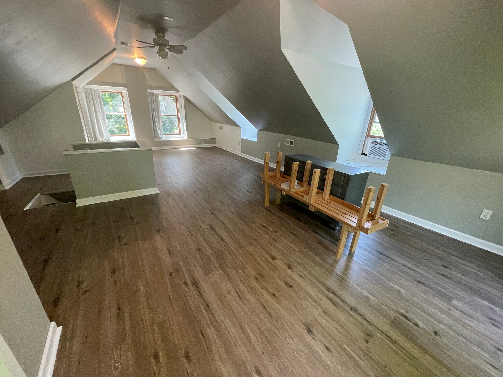 3rd FL 600+ sqft - 210 Mannion Ave