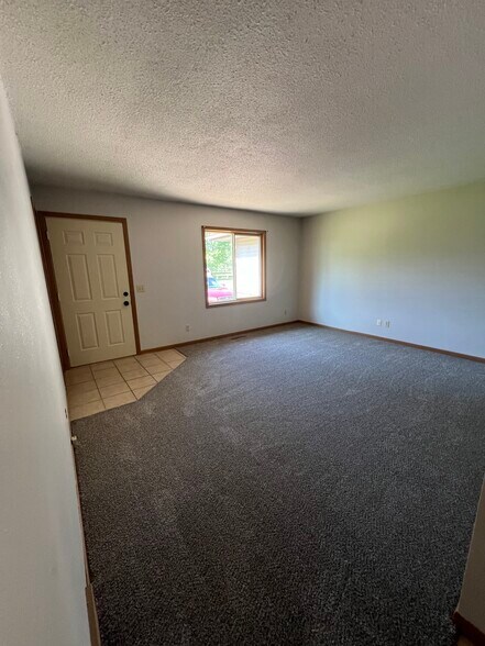 Building Photo - 545 Pine Tree Dr