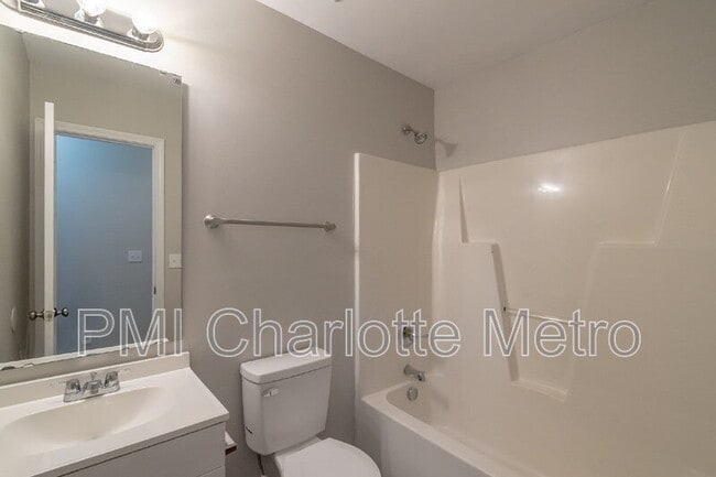 Building Photo - 1525 Crandon Dr