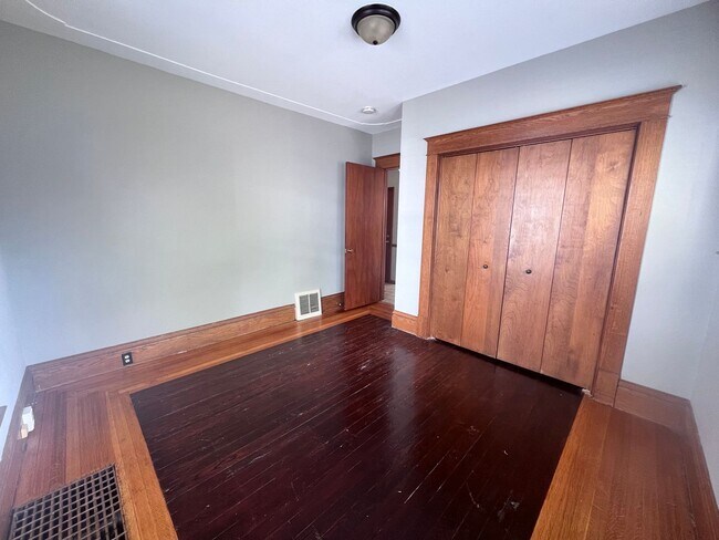 Building Photo - Adorable One Bedroom, Downtown GR!