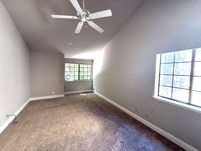 Building Photo - SPACIOUS TWO BEDROOM TWO AND HALF BATH + L...