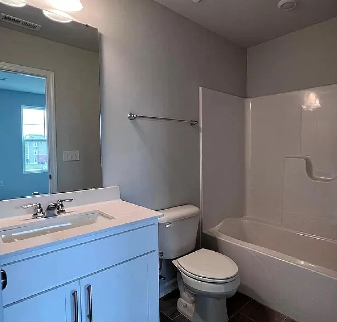 Building Photo - 2439 Kasota Ln