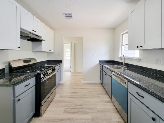 Building Photo - 301 Cypress St