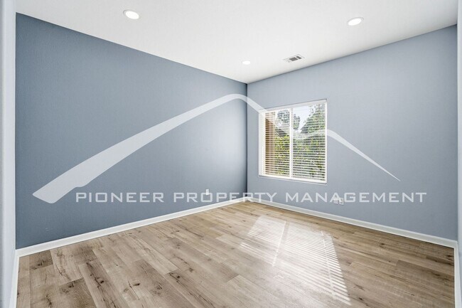 Building Photo - Spacious Condo with Central AC and Washer/Dryer