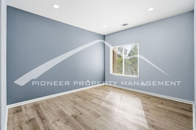 Building Photo - Spacious Condo with Central AC, Covered Parking, and Washer/Dryer