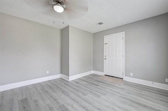 Building Photo - 1101 Elm Unit A St