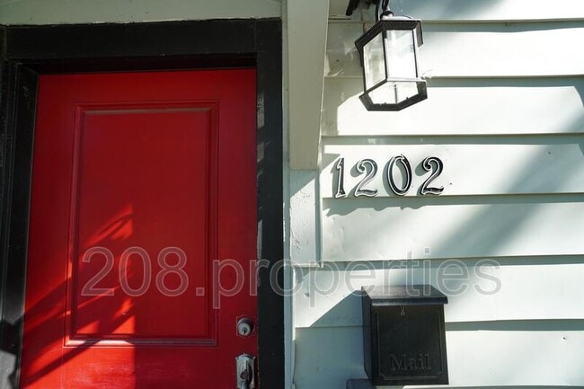 Building Photo - 1202 W Hale St