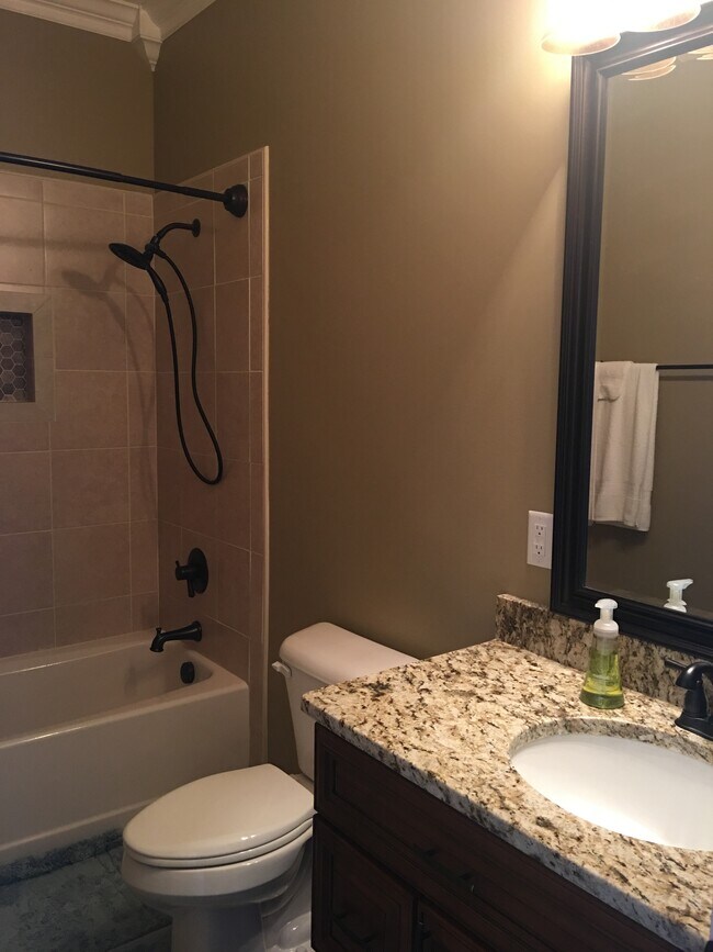 Full bath with tub/shower combo. - 1023 Kidron Way