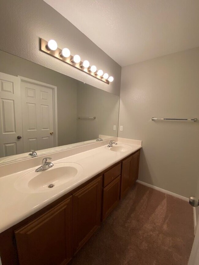 Building Photo - Southern Highlands 4 Bedroom- Single Famil...