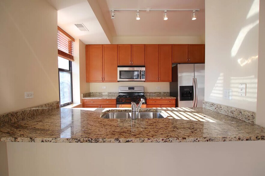 Building Photo - 451 W Huron St