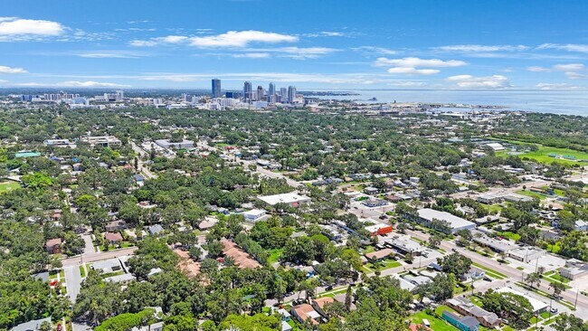 Building Photo - Cosy 2 bedroom 1 bath home with nice size yard $1850 SECTION 8 WELCOME**