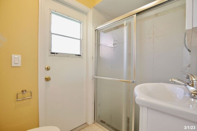 Building Photo - Gorgeous 2/2 Spacious Home with a Large Ba...