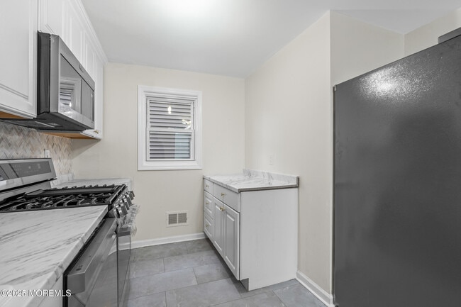 Building Photo - 11 Dewitt Ave