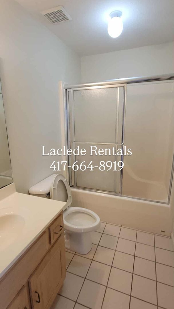 Building Photo - 2 BEDROOM 2 BATHROOM DUPLEX WITH GARAGE