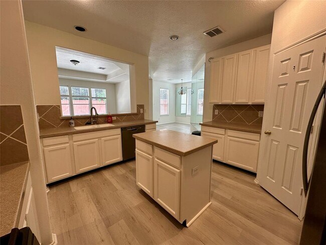 Building Photo - 951 Doire Dr