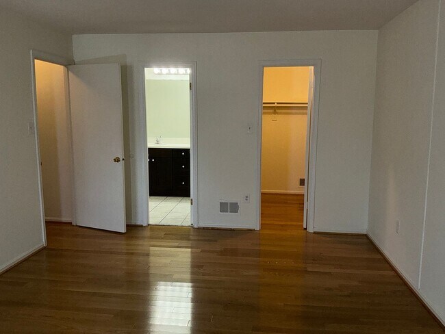 Building Photo - Very well maintained 4BR 2.5BA Colonial mo...