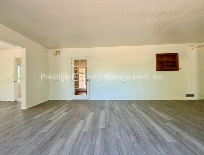 Building Photo - 3210 E Linden St