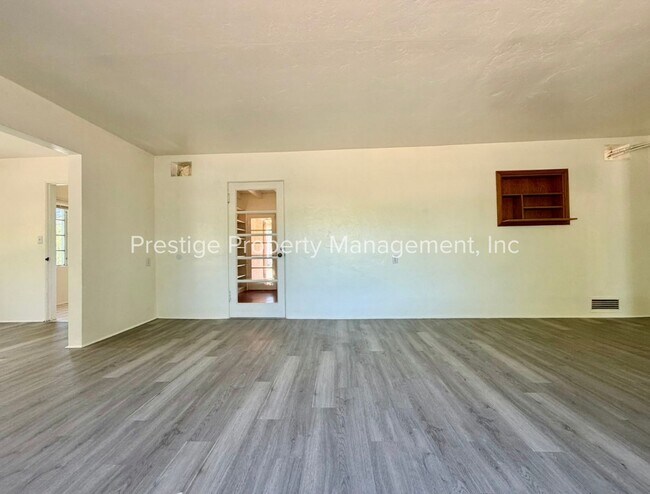 Building Photo - Spacious With Vintage Charm- 2/1 Centrally Located and Waiting For You!