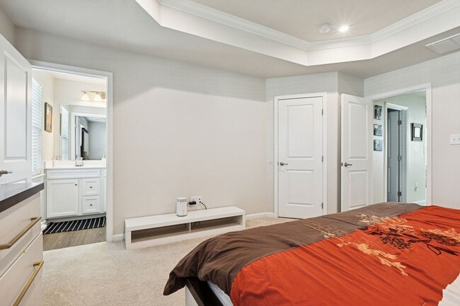 Building Photo - Chesapeake, 3 bedrooms, End Unit- Quick Mo...