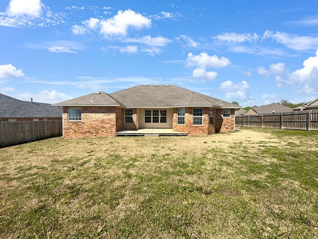 Building Photo - Gorgeous 3 Bedroom 2 Bathroom House for Re...