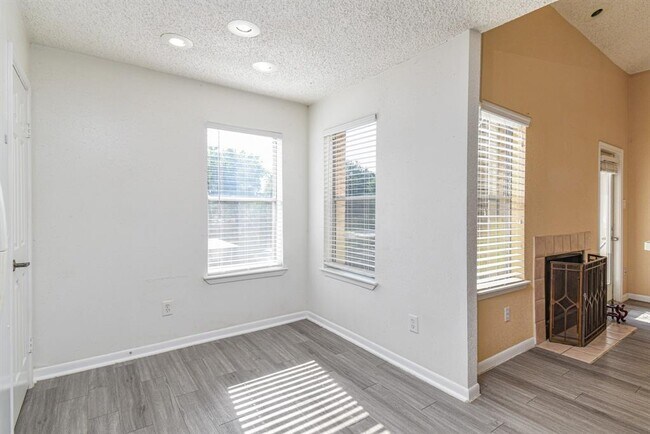 Building Photo - 2011 Spenwick Dr