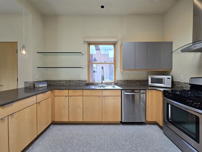 Building Photo - 927 Alto St