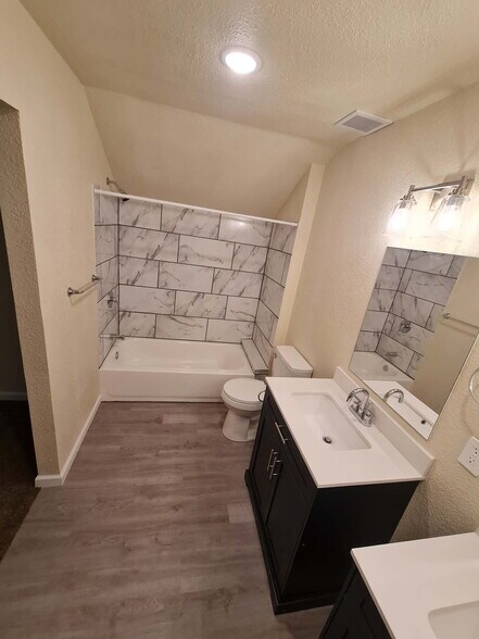 Building Photo - 527 Oak Lawn Dr