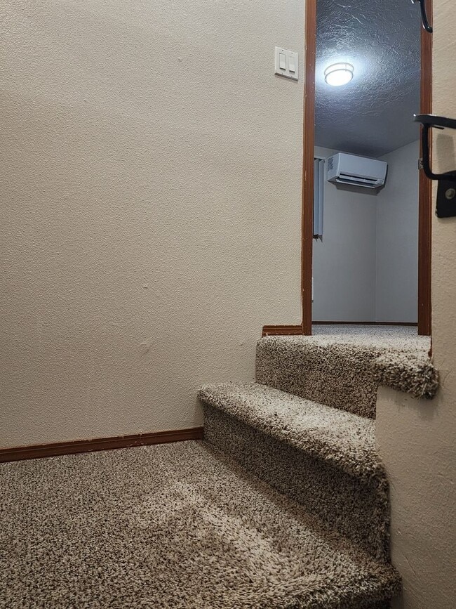 Building Photo - Pet-friendly Townhouse Near Parks and Downtown Newberg