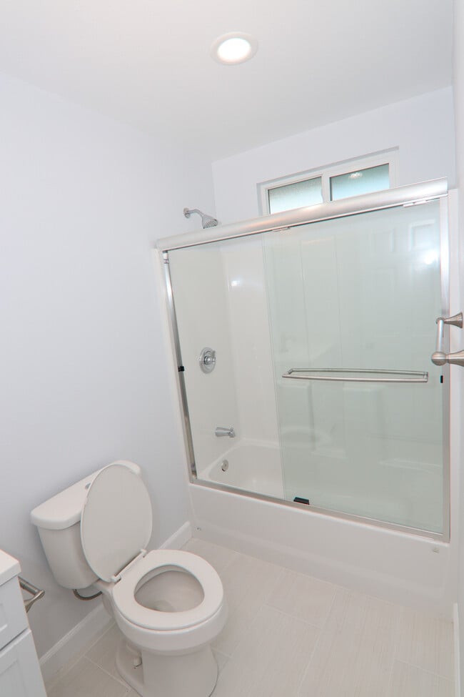 Building Photo - 1231 E 53rd St