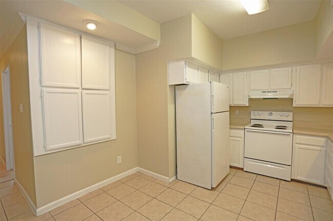 Building Photo - 8646 Village of Fondren