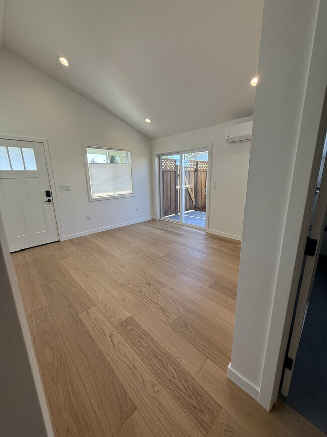 Building Photo - 1212 Chanticleer Ave
