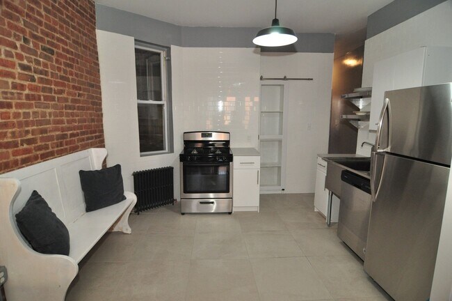 Building Photo - 506 E 188th St